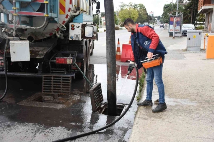 Kış öncesi mazgallar temizleniyor
