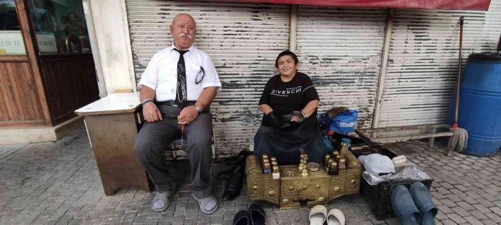 Kısacık boyuyla yarım asırdır ayakkabı boyuyor
