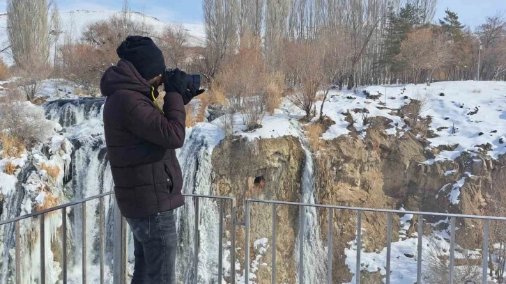 Kısmen donan Muradiye Şelalesi’ne yoğun ilgi
