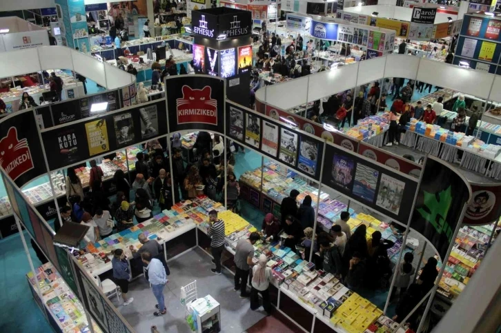 Kitap Fuarı’na ziyaretçi akını
