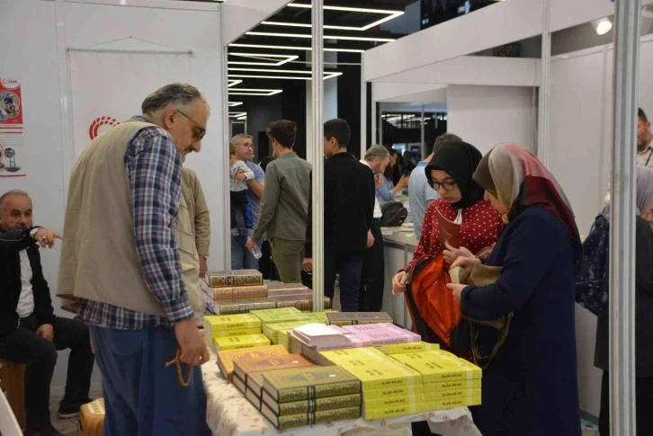 Kitap Fuarı’nda İhlas Medya Grubu standına yoğun ilgi
