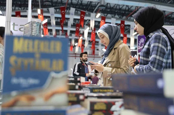 Kitap fuarını 9 günde 1 milyon kişi ziyaret etti
