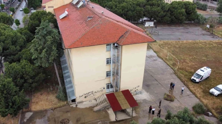 Kız arkadaşı ile kavga etti, yangın merdivenine tırmandı
