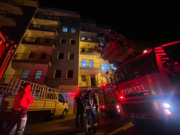 Kız öğrenci yurdunun çatısından çıkan yoğun duman öğrencileri sokağa döktü
