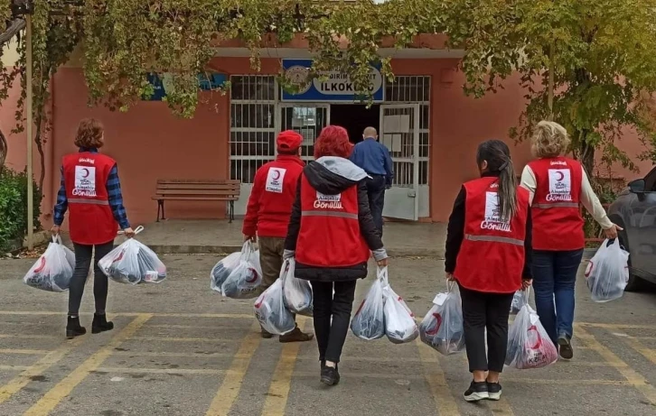 Kızılay’dan öğrencilere giyecek yardımı
