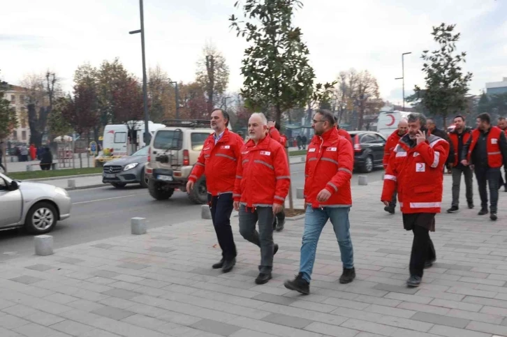 Kızılay, Düzce’de depremden etkilenen vatandaşlara gıda ve barınma hizmeti verdi
