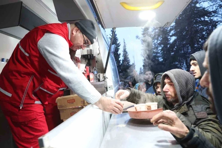 Kızılay ekipleri deprem bölgesinde
