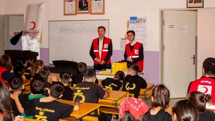 Kızılay Haftası dolayısıyla çocuklara bilgilendirici eğitim düzenlendi
