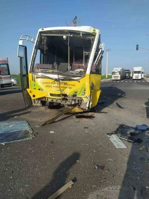 Kızıltepe’de Tır ile Halk Otobüsü Çarpıştı: 12 Yaralı