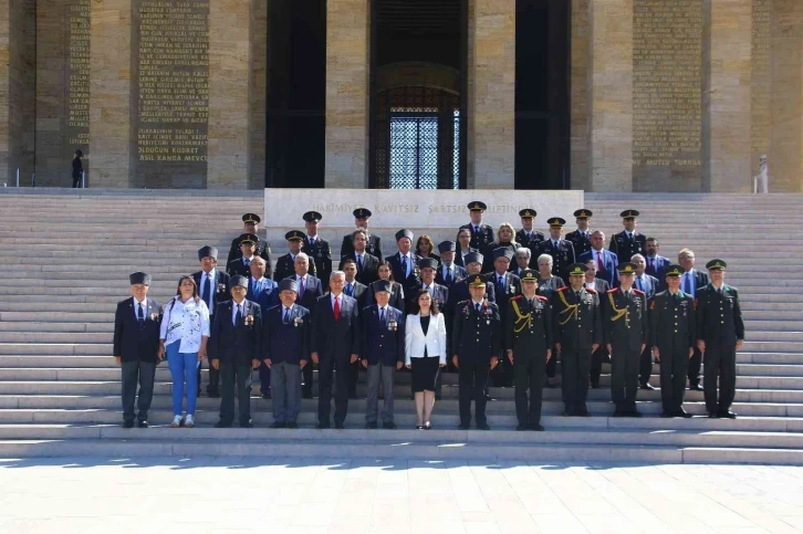 KKTC Büyükelçiliği çalışanları Barış ve Özgürlük Bayramı’nın 48’inci yılında Anıtkabir’de
