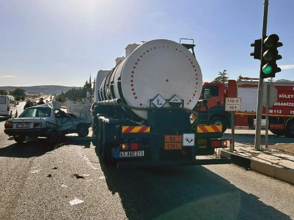 Klor yüklü tanker ile otomobil çarpıştı