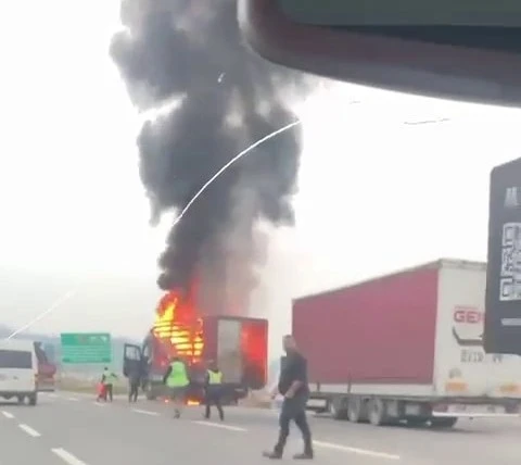 KMO’da tır alevlere teslim oldu, taşıdığı yükler küle döndü
