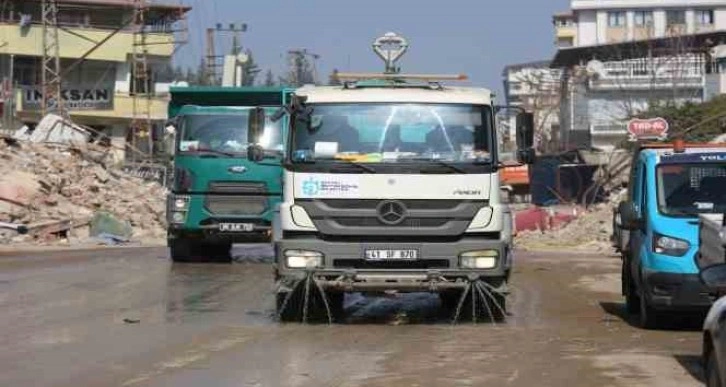 Kocaeli Büyükşehir Belediyesi, Defne’de enkaz kaldırma çalışması yapıyor