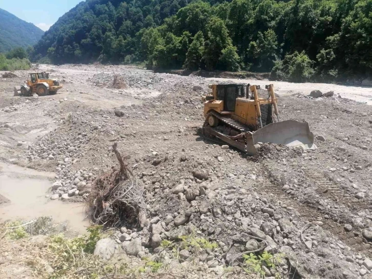 Kocaeli Büyükşehir Belediyesi ekipleri, Düzce’de yaraları sarıyor
