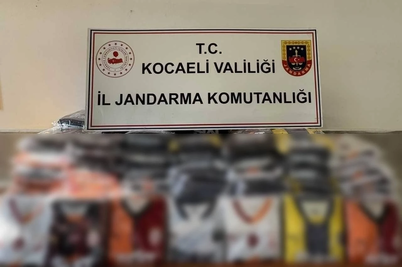 Kocaeli’de bin 206 kaçak futbol takımı forması ele geçirildi
