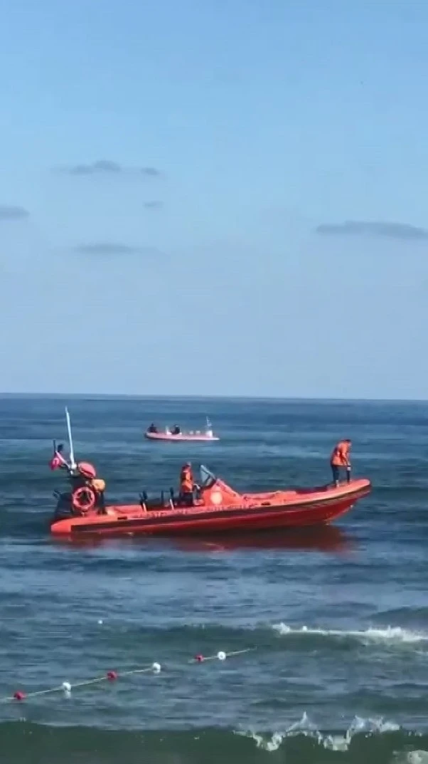 Kocaeli’de denize giren gençlerden biri hayatını kaybetti, kayıp diğer kişi aranıyor

