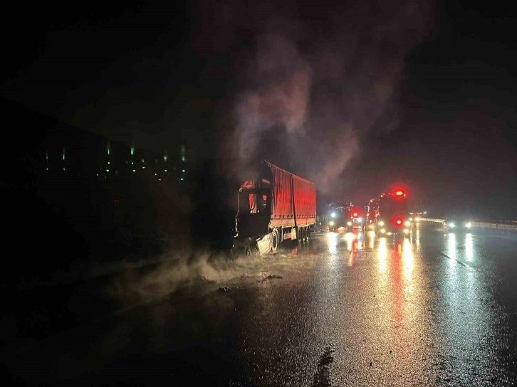 Kocaeli’de Fosforik Asit Yüklü Tırın Kupa Kısmı Alev Aldı