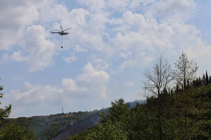 Kocaeli’de orman yangınına helikopterle müdahale sürüyor
