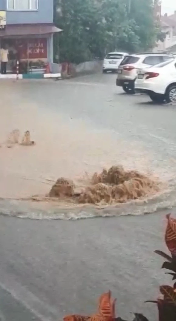 Kocaeli’de sağanak yolları göle döndürdü
