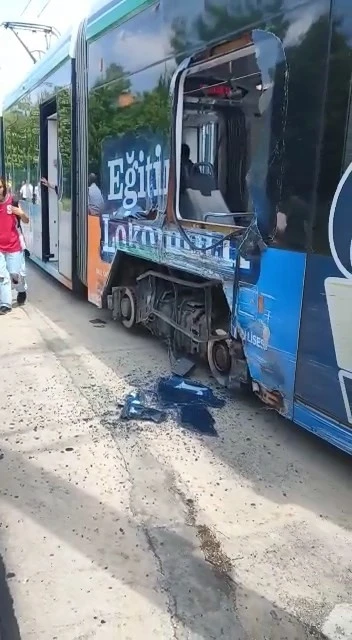 Kocaeli’de tramvaylar çarpıştı
