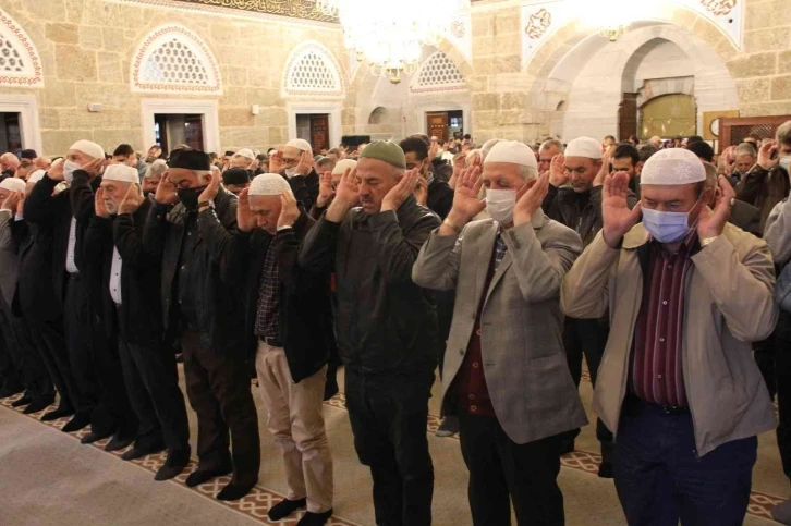 Kocaeli’de vatandaşlar bayram namazı için camileri doldurdu
