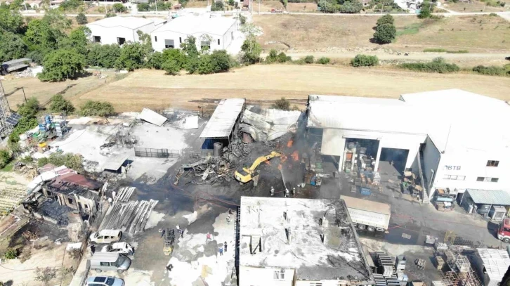 Kocaeli’de yangının çıktığı fabrika havadan görüntülendi
