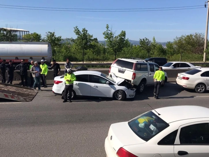 Kocaeli’de zincirleme kaza: Kamyonetin altında kalan otomobilin sürücü yaralandı
