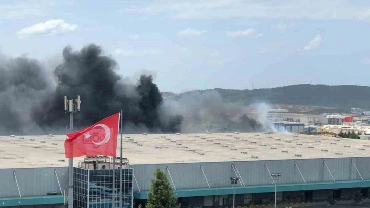 Kocaeli'de market deposunda yangın