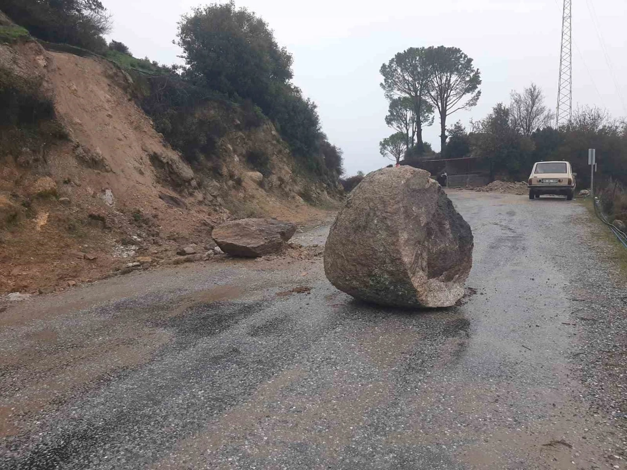 Koçarlı’da aşırı yağışlarla ulaşıma kapanan yol açıldı
