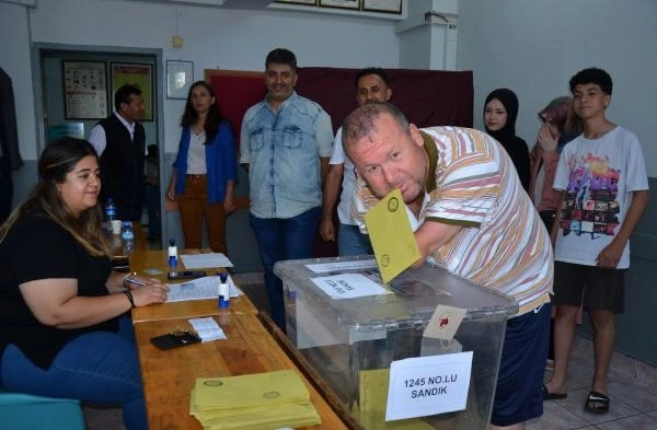 Kolları olmayan engelli, oy zarfını ağzıyla sandığa attı