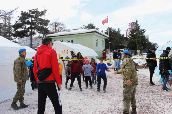 Komandolar ile depremzede çocukların kıran kırana voleybol maçı
