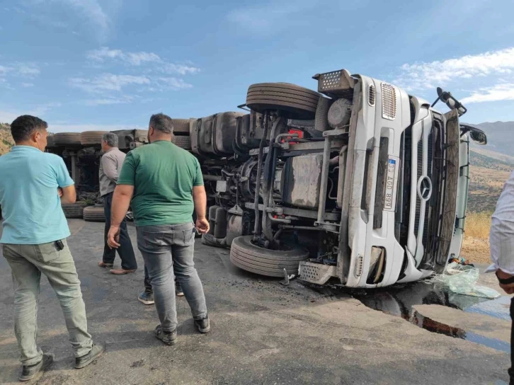 Kömür yüklü tır devrildi: Siirt-Şırnak karayolu trafiğe kapandı
