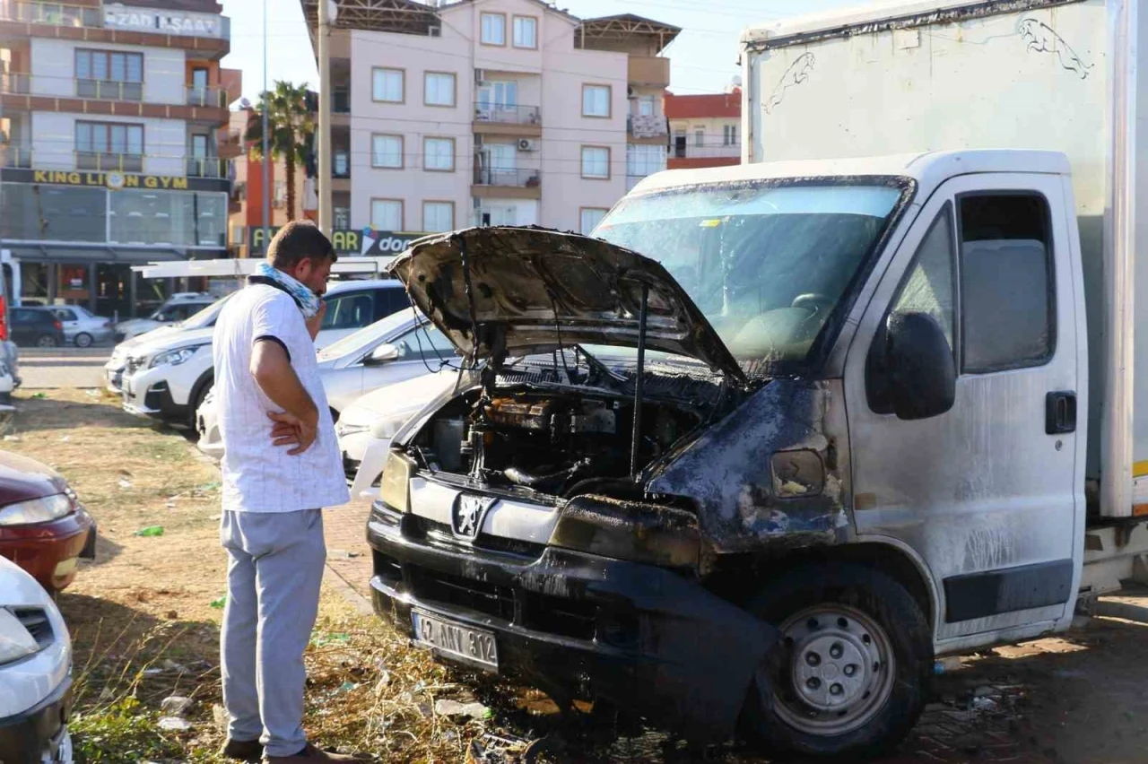 Kontağı çevirdi, kamyoneti alev alev yandı
