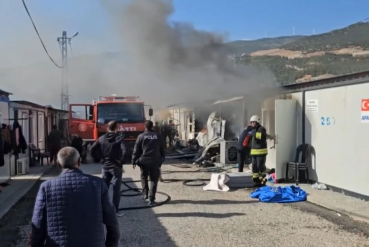 Konteyner kentte çıkan yangında 2 konteyner kül oldu
