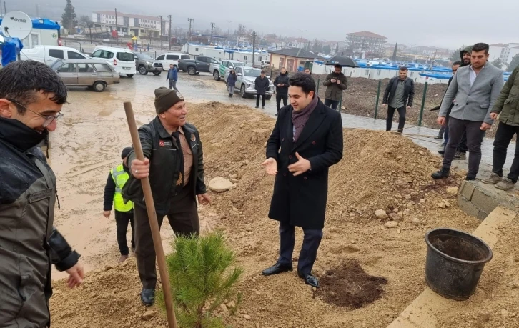 Konteyner kentte fidanlar toprakla buluşturuldu
