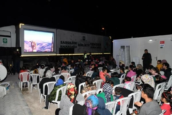 Konteyner kentte kalan çocukların çizgi sinema keyfi