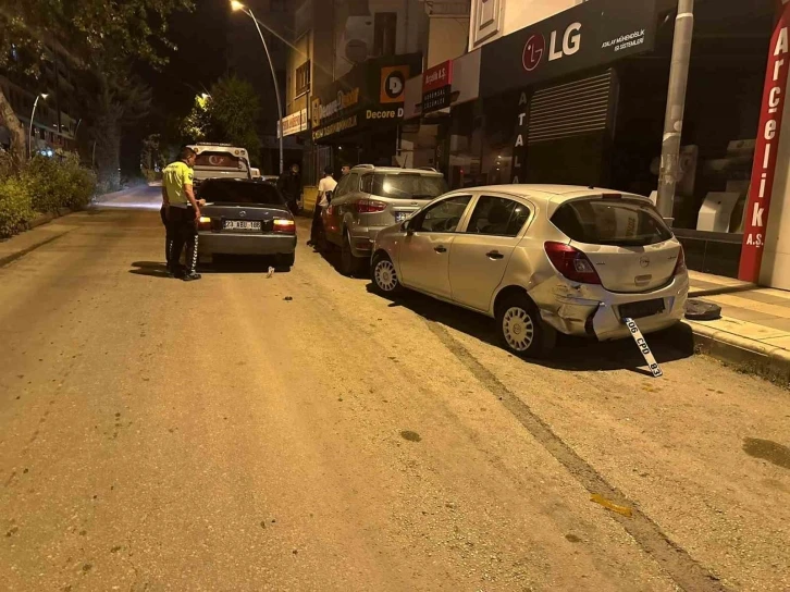 Kontrolden çıkan araç, park halindeki otomobillere çarptı
