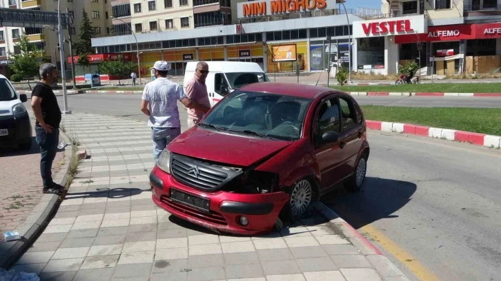 Kontrolden çıkan araç refüje çarptı: 2 yaralı
