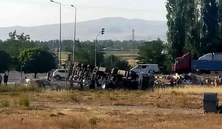 Kontrolden çıkan boya yüklü tır devrildi, ölen ya da yaralanan olmadı
