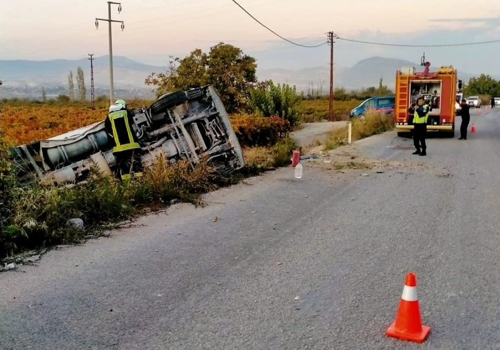 Kontrolden çıkan dolu yakıt tankeri tarlaya devrildi: 1 yaralı
