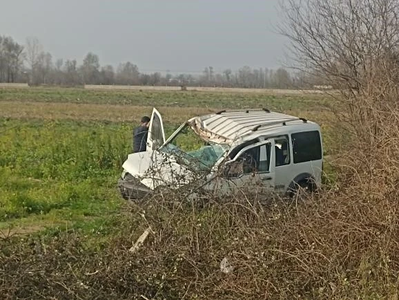 Kontrolden çıkan hafif ticari araç araziye devrildi: 1 yaralı
