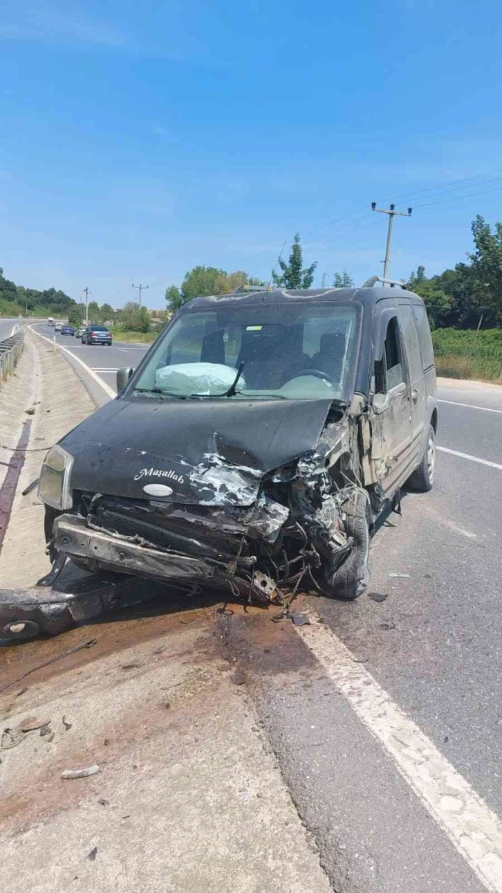 Kontrolden çıkan hafif ticari araç bariyerlere çarptı: 1 yaralı
