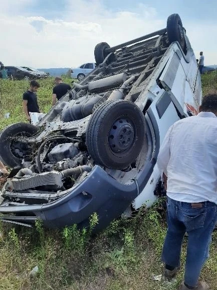 Kontrolden çıkan hafif ticari araç takla attı: 1 yaralı
