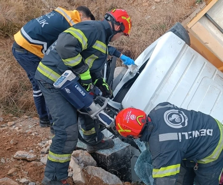 Kontrolden çıkan kamyon şarampole devrildi: 1 ölü, 1 yaralı
