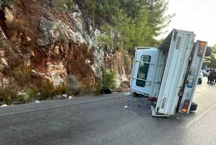 Kontrolden çıkan kamyonet yan yattı: 1 yaralı
