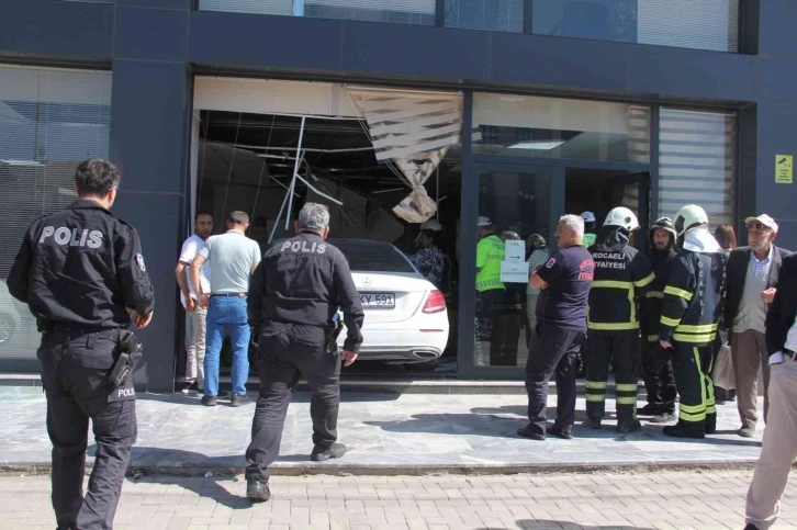 Kontrolden çıkan lüks otomobil, vergi dairesine daldı
