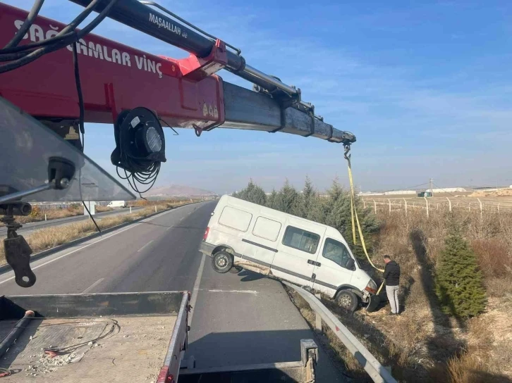 Kontrolden çıkan minibüs bariyerde askıda kaldı
