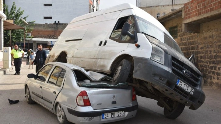 Kontrolden çıkan minibüs otomobilin üzerine çıktı!