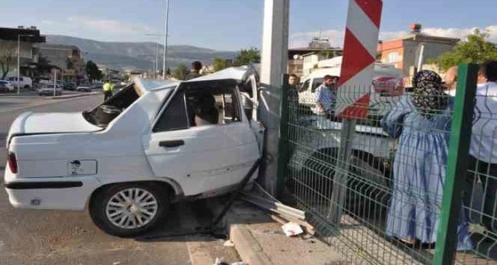 Kontrolden çıkan otomobil aydınlatma direğine çarptı: 3 yaralı