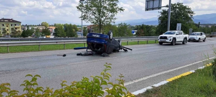 Kontrolden çıkan otomobil, bariyerlere çarparak ters döndü: 1 hafif yaralı
